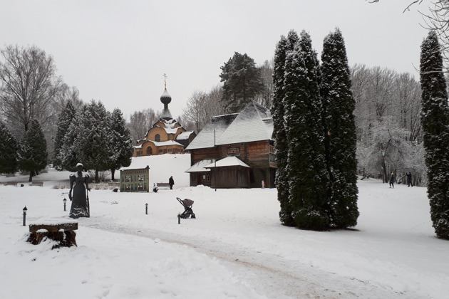 По усадьбам
