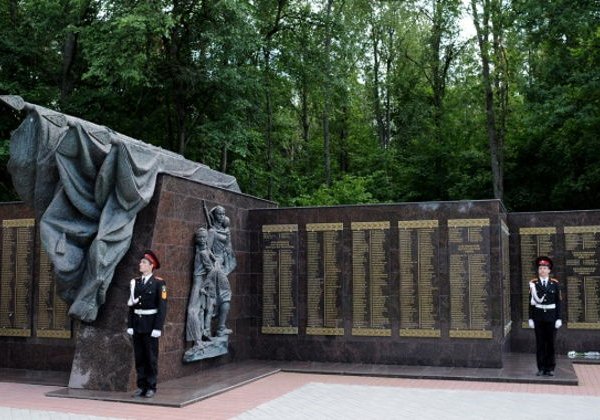 Шумел сурово Брянский лес — на мемориал  «Партизанская поляна» - фото 2