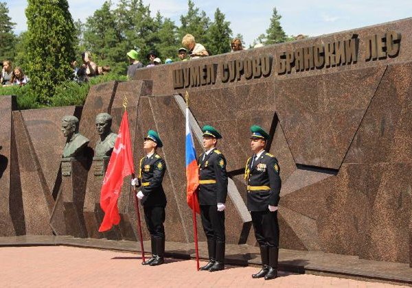 Шумел сурово Брянский лес — на мемориал  «Партизанская поляна» - фото 3