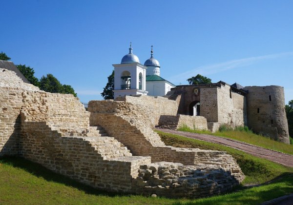 Индивидуальная экскурсия в крепость Изборск и Псково-Печерский монастырь