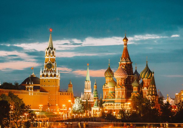 Когда зажигаются кремлевские звезды: вечерняя прогулка по центру Москвы