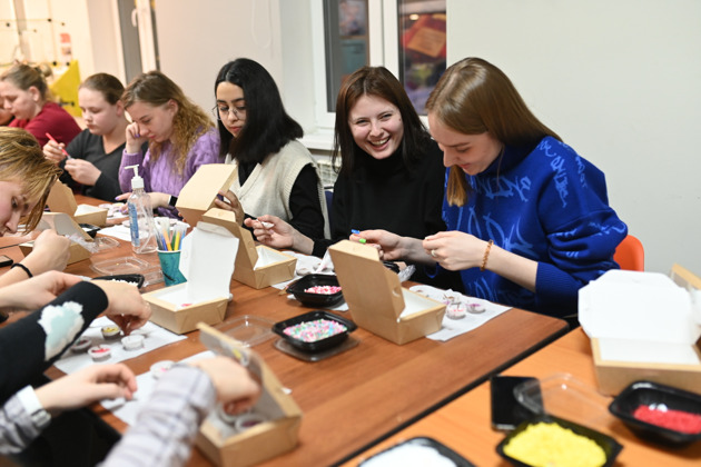 Фото - экскурсия: Экскурсия с двумя мастер-классами: создание шоколадных конфет и игра на распознавание ароматов