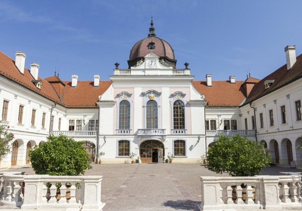 Королевский дворец в Гёдёллё