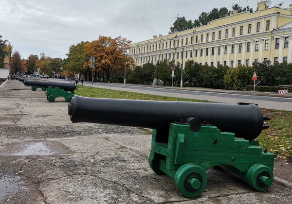 В Кронштадт на комфортабельном автомобиле с профессиональным краеведом - фото 1