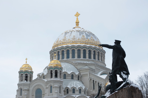 В Кронштадт на комфортабельном автомобиле с профессиональным краеведом