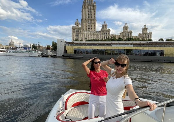 По центру Москвы на катере с капитаном от Острова мечты - фото 2
