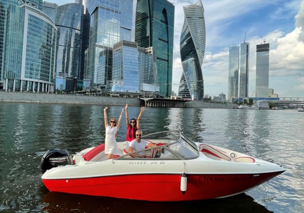По центру Москвы на катере с капитаном от Острова мечты