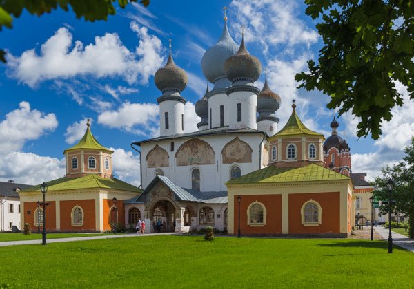 Тихвинские монастыри: тур к чудотворной иконе