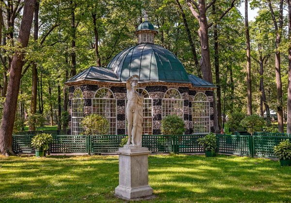 Экскурсия в Петергоф на автомобиле: фонтаны и малый дворец на выбор - фото 1