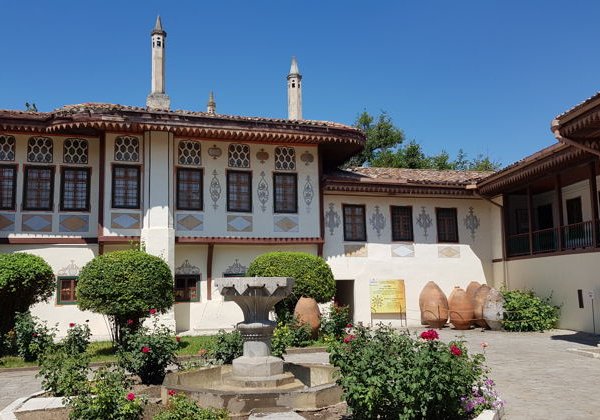 В Бахчисарай и древнюю крепость Мангуп-Кале - фото 1