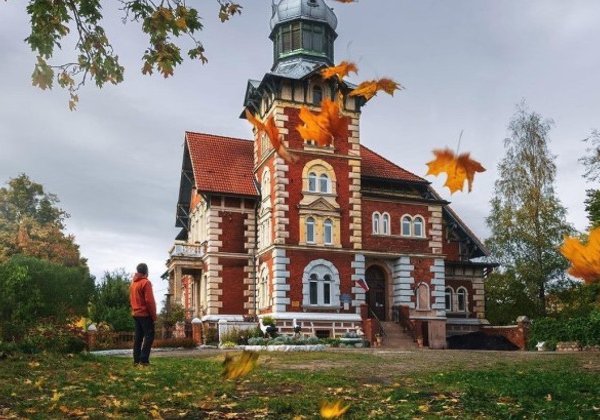 Исследуйте наследие Черняховска в уютной компании