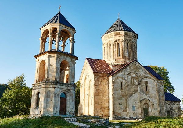 Великолепие Рачи: Кавказские вершины, озера и древние храмы за один день - фото 3