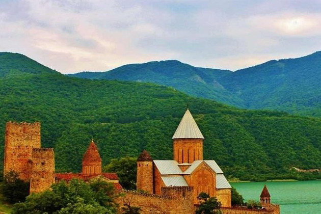 Фото - экскурсия: Тур по Казбеги с посещением замка Ананури и монастыря Гергети с дегустацией вина и чачи