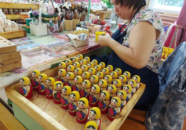 Из Нижнего Новгорода в Семенов: Экскурсия на фабрику Хохломской росписи