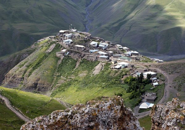 Розовое озеро, Марсианские пейзажи и село Хыналыг на высоте 2200 метров 