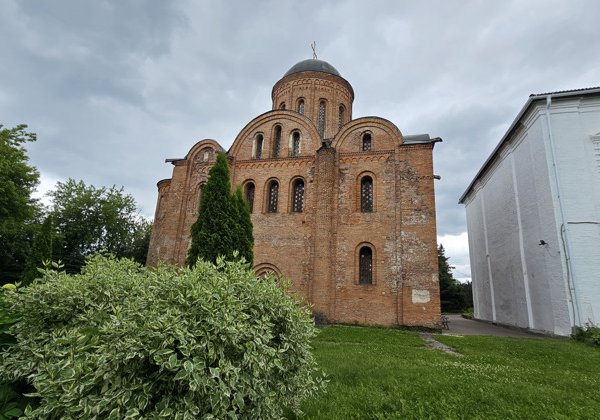 «Золотые купола над Днепром» — храмы XII века и Успенский собор