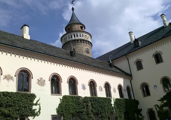 Замок Сихров, город граната Турнов, заповедник Груба Скала