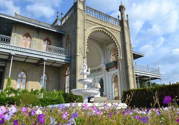 Дворцы и замки Южного берега Крыма: Алупка, Ливадия, Ласточкино гнездо
