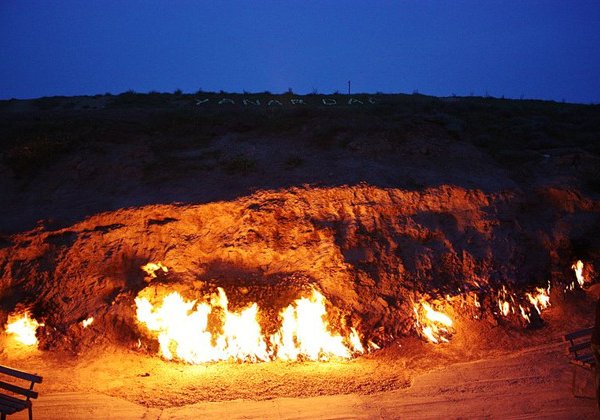 Горящая гора Янардаг, Храм огнепоклонников, Крепость XII века
