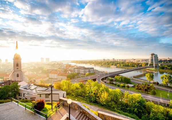 Уют старого города и холм Братиславского замка