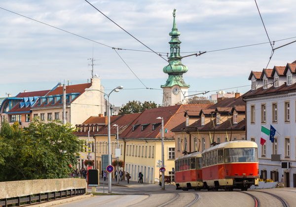 Уют старого города и холм Братиславского замка - фото 1