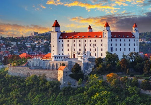 Уют старого города и холм Братиславского замка - фото 4