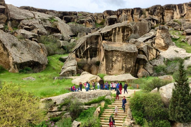 Фото экскурсии - Гобустан: грязевые вулканы, петроглифы, мечеть "Биби-Эйбат", нефтяная вышка - 8