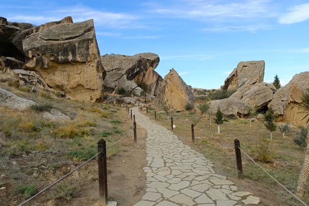 Фото экскурсии - Гобустан: грязевые вулканы, петроглифы, мечеть "Биби-Эйбат", нефтяная вышка - 10