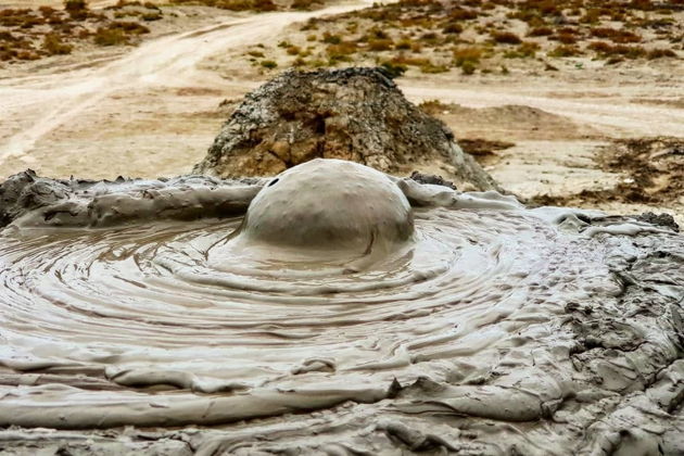Фото экскурсии - Гобустан: грязевые вулканы, петроглифы, мечеть "Биби-Эйбат", нефтяная вышка - 11