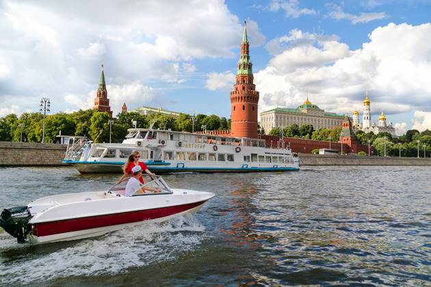 По центру Москвы на катере «Шустрый» без капитана, на 1-4 человека