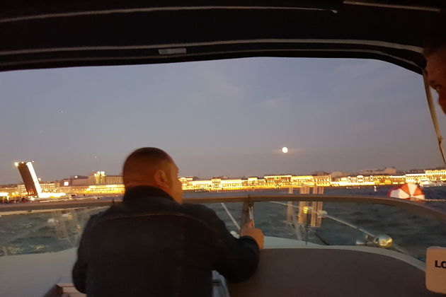 Фото экскурсии - Вечерняя экскурсия на катере по Неве с наблюдением за разводом мостов - 9