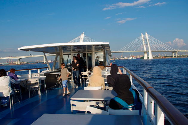 Фото экскурсии - Прогулка по Неве с живой музыкой и выходом в Финский залив - 8