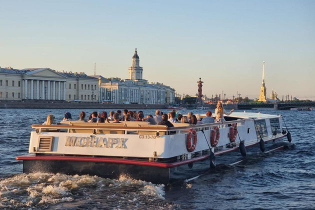 Фото экскурсии - Вечерняя прогулка на теплоходе Монарх с видом на развод Дворцового моста и салют - 7