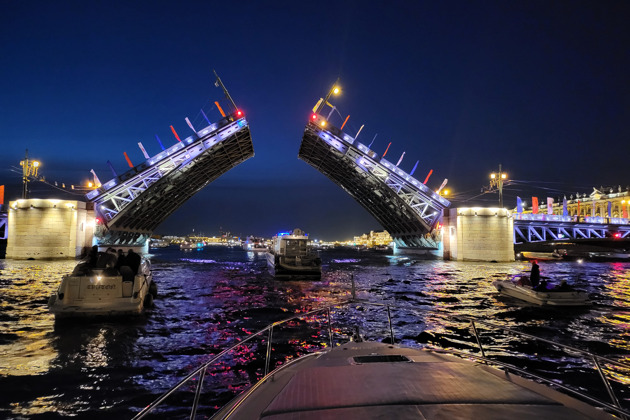 Прогулка на катере на развод мостов