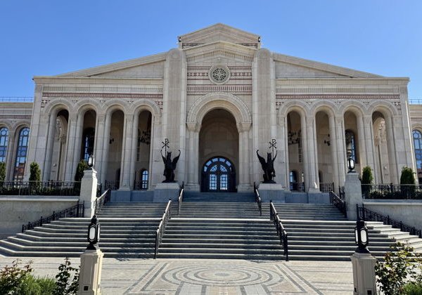 Весь Крым за два дня: Севастополь, Ялта, Бахчисарай, Феодосия, Алупка - фото 1
