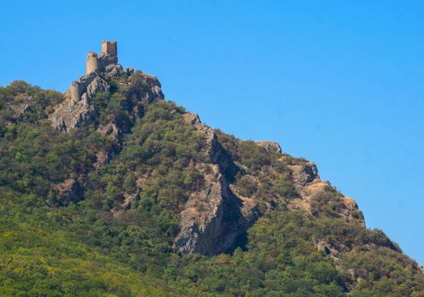 Водопад Афурджа и средневековый замок