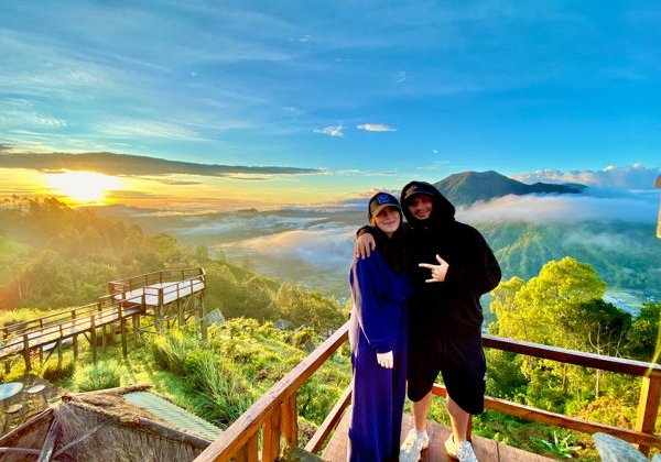 Рассвет с видом на вулкан Батур и горячие источники Batur Hot Springs - фото 4