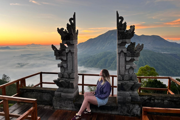 Рассвет с видом на вулкан Батур и горячие источники Batur Hot Springs