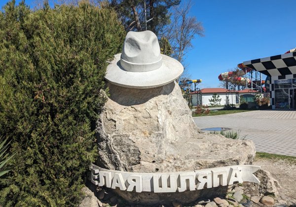 По Анапе с гидом в шляпе 