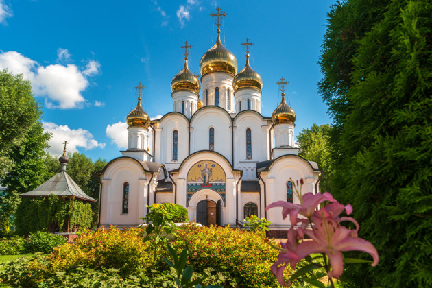 По центру Переславля-Залесского и Плещееву озеру на транспорте туристов