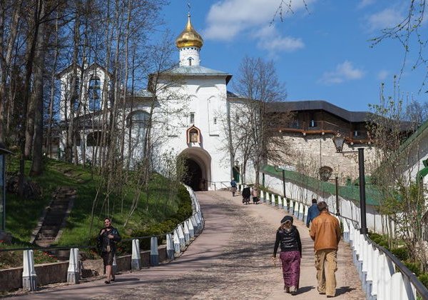 Автобусная экскурсия в Печоры и Изборск с выездом из Пскова - фото 1