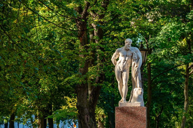 Здесь были написаны шедевры: литературная экскурсия по Петербургу-2