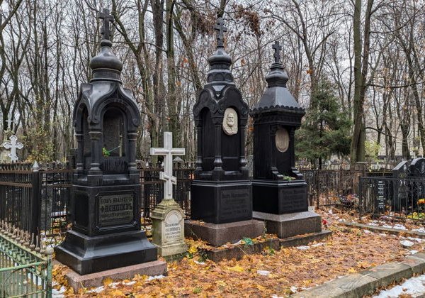 Кумиры, герои и святые старинного Ваганьковского кладбища - фото 1