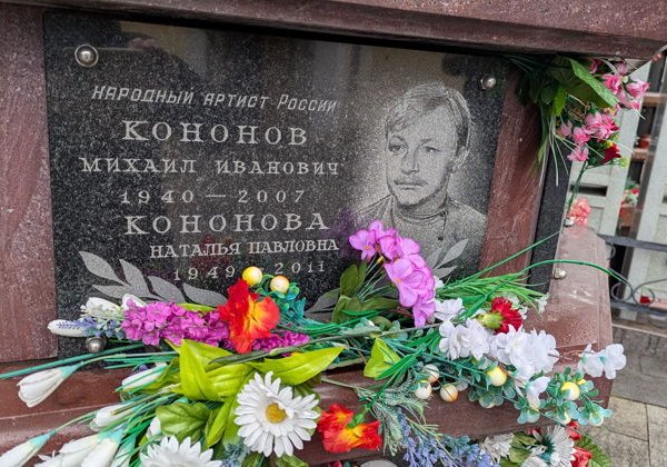 Кумиры, герои и святые старинного Ваганьковского кладбища - фото 2