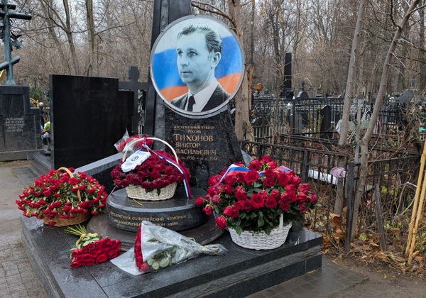 Кумиры, герои и святые старинного Ваганьковского кладбища - фото 3