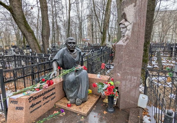 Кумиры, герои и святые старинного Ваганьковского кладбища - фото 4