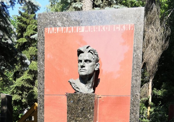 Новодевичье кладбище: советская история в памятниках