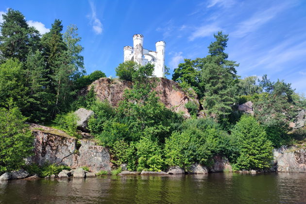 Водная прогулка на катере вдоль побережья  парка Монрепо на старый красивый шлюз Лавола , Сайменского канала. -1