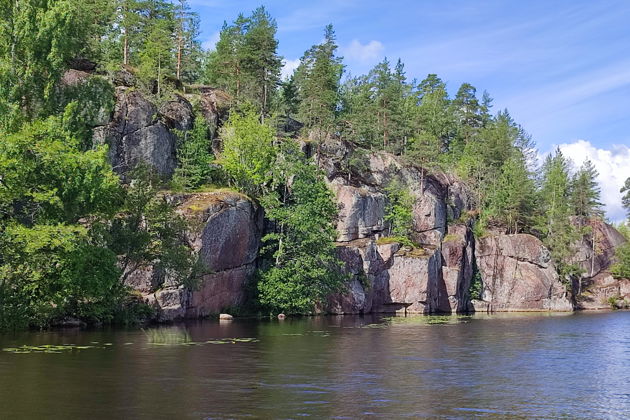 Водная прогулка на катере вдоль побережья  парка Монрепо на старый красивый шлюз Лавола , Сайменского канала. -3