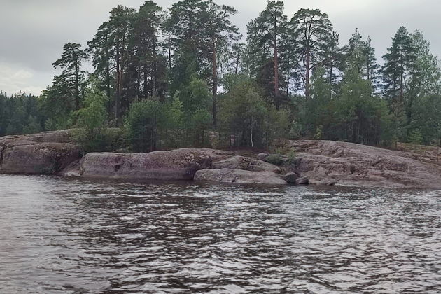 Водная прогулка на катере вдоль побережья  парка Монрепо на старый красивый шлюз Лавола , Сайменского канала. -6